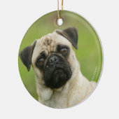 Pug Head die naar camera kijkt Keramisch Ornament (Links)