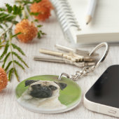 Pug Head die naar camera kijkt Sleutelhanger (Voorkant Rechts)