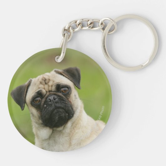 Pug Head die naar camera kijkt Sleutelhanger (Achterkant)