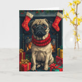 Pug-hond met kerstcadeaus bij de open haard  kaart (Gele Bloem)