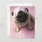 Pug hond met oogmasker op het hoofd dat op bed zit briefkaart (Voorkant / Achterkant)