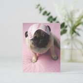 Pug hond met oogmasker op het hoofd dat op bed zit briefkaart (Staand voorkant)
