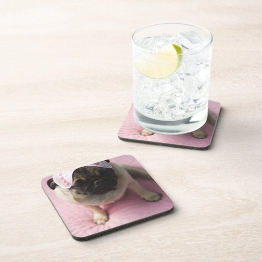 Pug hond met oogmasker op het hoofd dat op bed zit onderzetter (Rechterzijde)