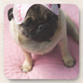 Pug hond met oogmasker op het hoofd dat op bed zit onderzetter (Voorkant)