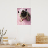 Pug hond met oogmasker op het hoofd dat op bed zit poster (Keuken)