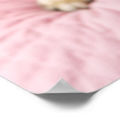 Pug hond met oogmasker op het hoofd dat op bed zit poster (Hoek)