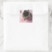 Pug hond met oogmasker op het hoofd dat op bed zit vierkante sticker (Tas)
