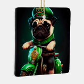 Pug Hond Rijden op Fiets St. Patrick's Day Keramisch Ornament (Rechts)