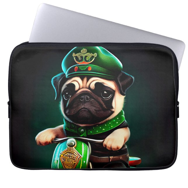 Pug Hond Rijden op Fiets St. Patrick's Day Laptop Sleeve (Voorkant)