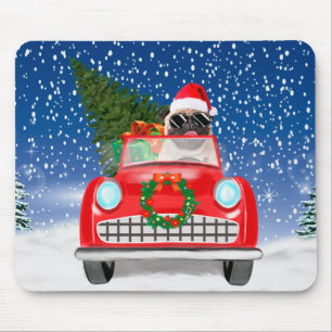 Pug-hond rijdt auto in sneeuw Kerstmis Muismat