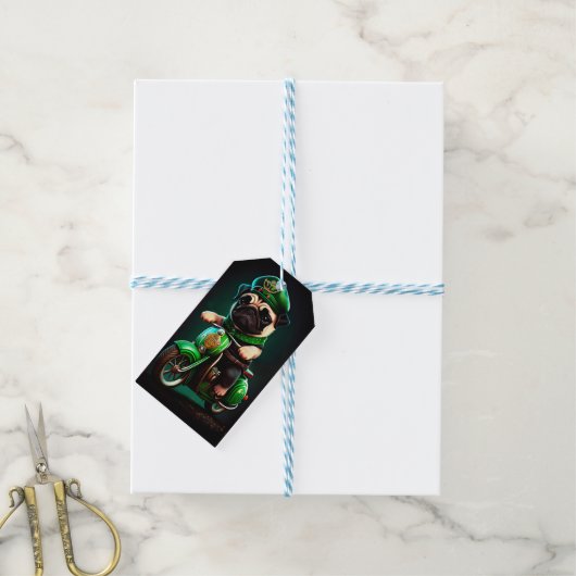 Pug Hond Rijdt op Fiets St. Patrick's Dag Cadeaulabel (Met Touw)