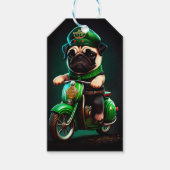 Pug Hond Rijdt op Fiets St. Patrick's Dag Cadeaulabel (Voorkant)