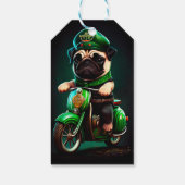 Pug Hond Rijdt op Fiets St. Patrick's Dag Cadeaulabel (Achterkant)