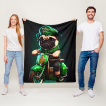 Pug Hond Rijdt op Fiets St. Patrick's Dag