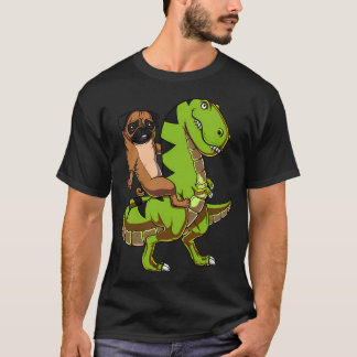 Pug-hond rijdt op T-Rex-dinosaurus T-shirt