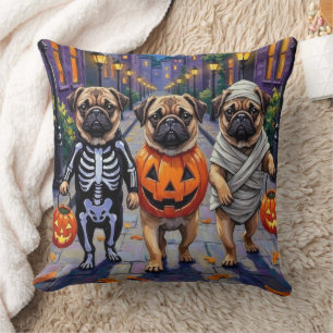 Pug-honden gaan langs voor trick-or-treat in Hallo Kussen