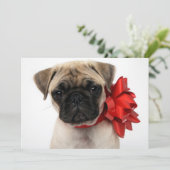 Pug-hondje gewikkeld in een kerstlint feestdagenkaart (Staand voorkant)