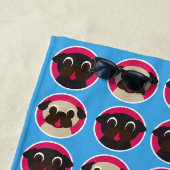 Pug-hoofden op Blue Beach Towel Strandlaken (In situ)