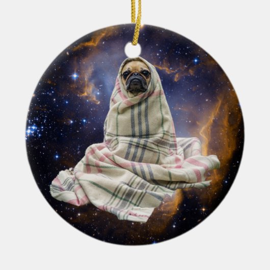 Pug in een Blanket in de buitenruimte Keramisch Ornament (Voorkant)
