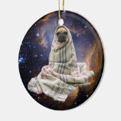 Pug in een Blanket in de buitenruimte Keramisch Ornament (Links)