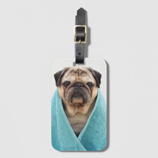 Pug in een handdoek bagagelabel (Voorkant (verticaal))