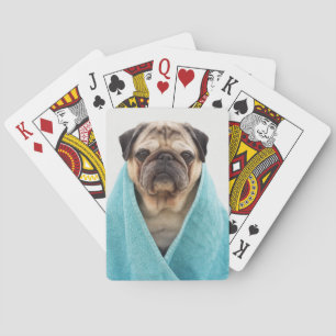 Pug in een handdoek pokerkaarten
