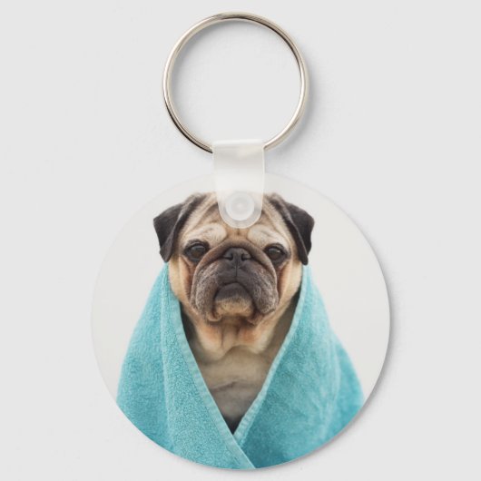 Pug in een handdoek sleutelhanger (Voorkant)