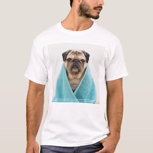 Pug in een handdoek t-shirt (Voorkant)