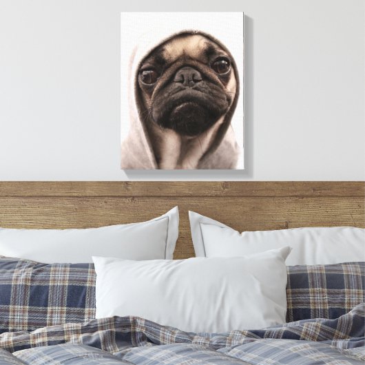 Pug in een hodie canvas afdruk (Insitu (Slaapkamer))