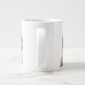 Pug in een hodie grote koffiekop (Achterkant)