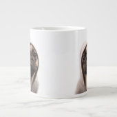 Pug in een hodie grote koffiekop (Voorkant)