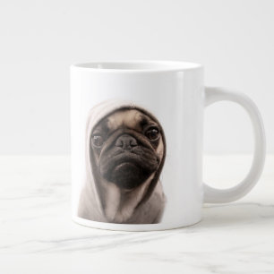 Pug in een hodie grote koffiekop