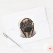 Pug in een hodie ronde sticker (Envelop)