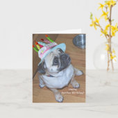 Pug in een Pet van de Verjaardag Kaart (Gele Bloem)