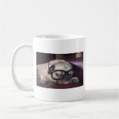 Pug in glas koffiemok (Links)