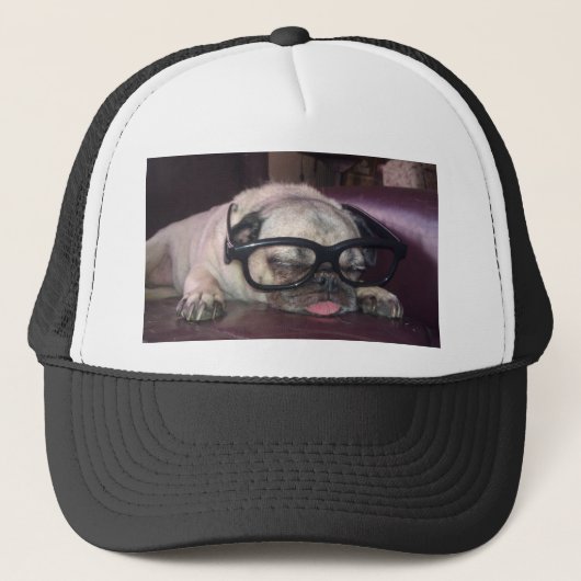 Pug in glas trucker pet (Voorkant)