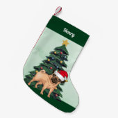 Pug in Santa Hat met kerstboomgroen monogram Kleine Kerstsok (Voorkant (Hangend))