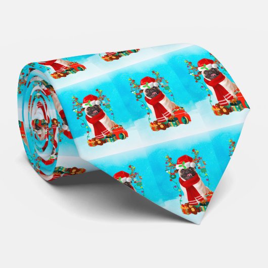 Pug in sneeuw met kerstcadeautjes stropdas (Opgerold)
