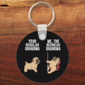 Pug je reguliere grootmoeder me de redhead grootmo sleutelhanger (Voorkant)