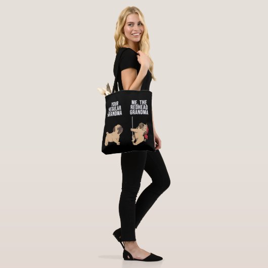 Pug je reguliere grootmoeder me de redhead grootmo tote bag (Op model)