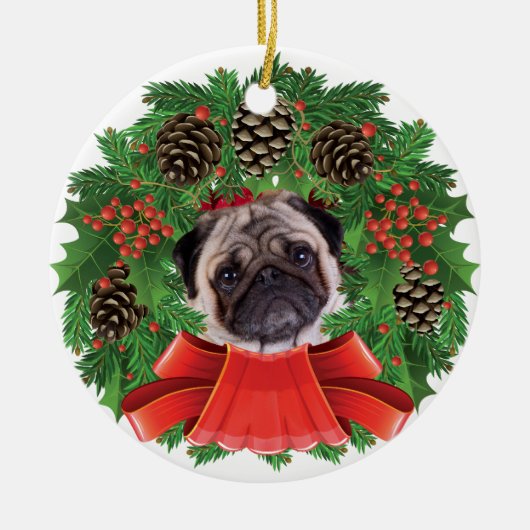 Pug Kerstfeestdag Wreate Keramisch Ornament (Voorkant)