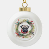 Pug Kerstkrans Feestelijke Pup Keramische Bal Ornament (Voorkant)