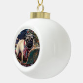 Pug Kerstmis Feestelijk Seizoen Keramische Bal Ornament (Rechts)