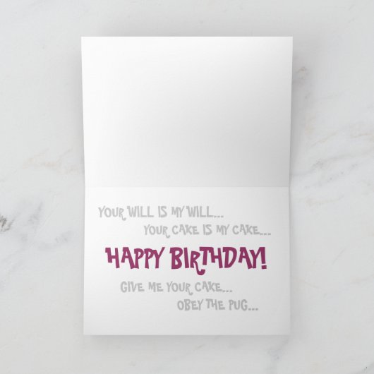 Pug kijkt naar verjaardag kaart (Binnen)