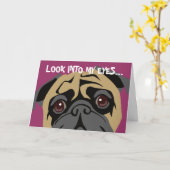 Pug kijkt naar verjaardag kaart (Gele Bloem)