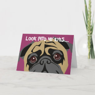 Pug kijkt naar verjaardag kaart