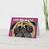 Pug kijkt naar verjaardag kaart (Voorkant)