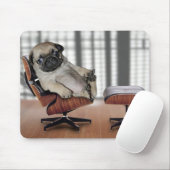 Pug koelt in een recliner stoel. muismat (Met muis)