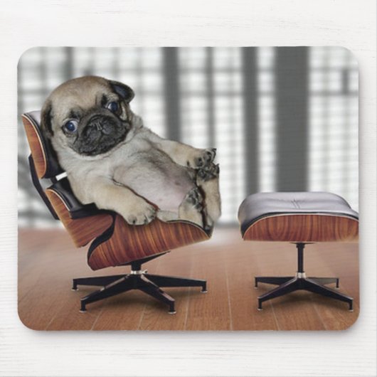 Pug koelt in een recliner stoel. muismat (Voorkant)