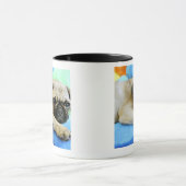 Pug leggen op kussens mok (Midden)